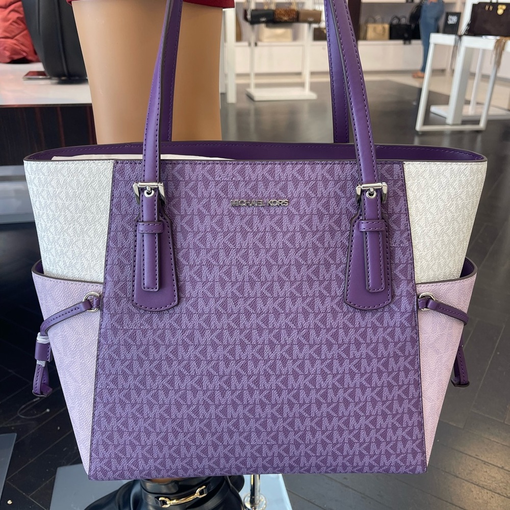 MICHAEL KORS Voyager Lg Color-Block Signature Logo Shoulder Tote Bag
Dark Purple - Picture 4 of 16